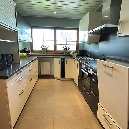 Sommer Mit Grosser Terrasse Am Stadtrand Von Apartamento
